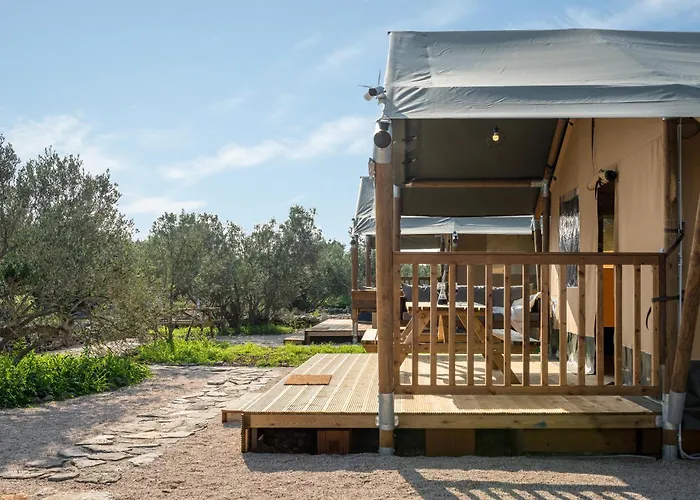 Adriatic Heritage Glamping No2 With Jacuzzi Campo de lujo Donje Selo na Šolti
