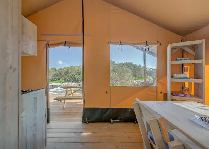 Campo de lujo Adriatic Heritage Glamping No2 With Jacuzzi Donje Selo na Šolti