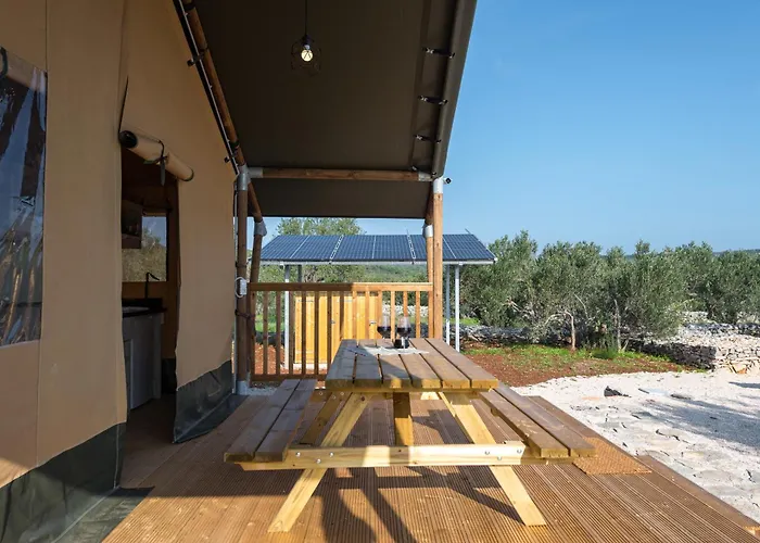 Campo de lujo Adriatic Heritage Glamping No2 With Jacuzzi Donje Selo na Šolti